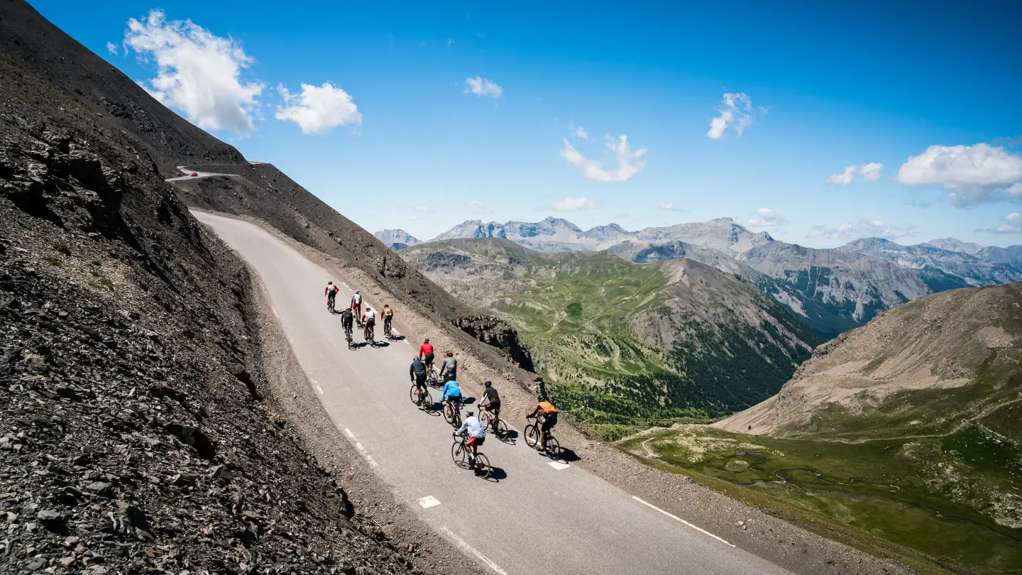 Ciclisti in salita vicino al Col de la Bonette nella valle dell'Ubaye
