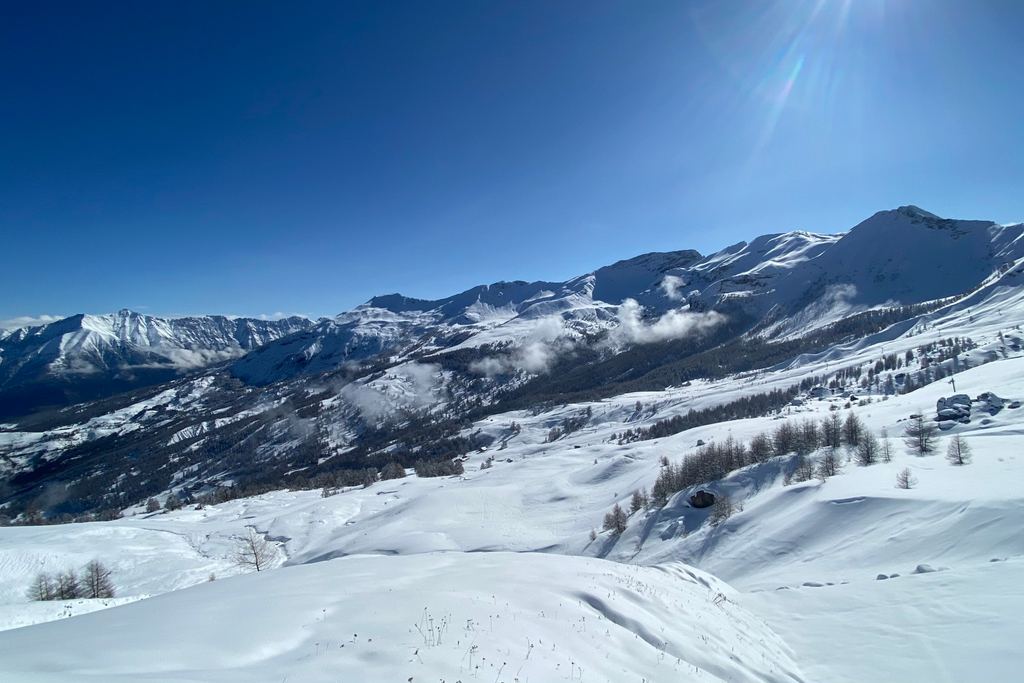 Panorama de pistes et montagnes enneigées au Sauze